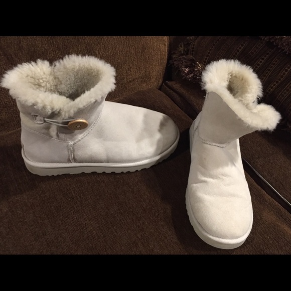 UGG Shoes - EUC Womens Ugg Mini Bailey Button II Boots, Size 8